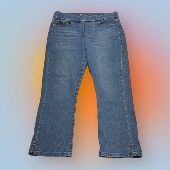 SIGNATURE by LEVI’S Women’s 4 PULL ON CAPRI Blue Jeans - Picture 2 of 4